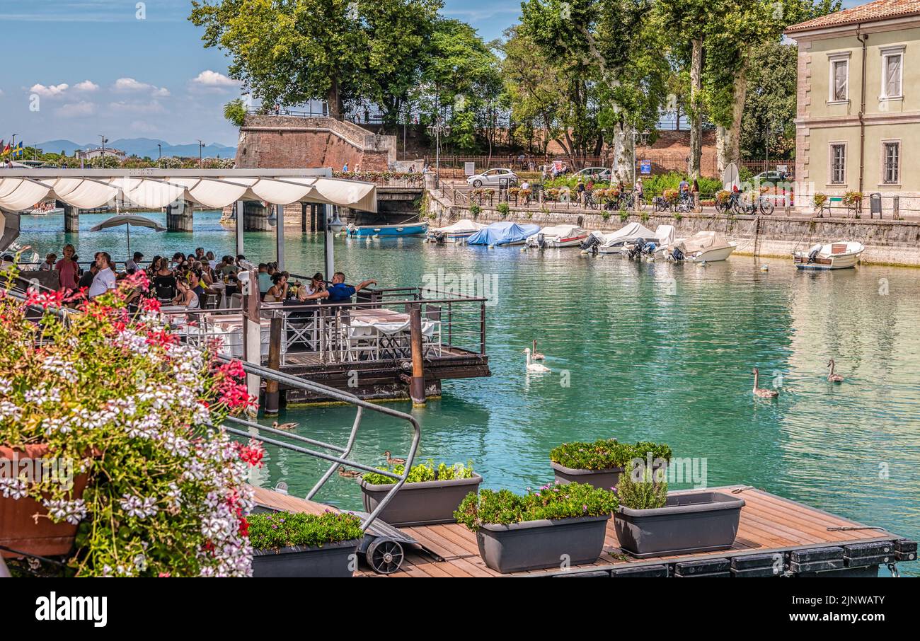 Peschiera del Garda - charmant village avec des maisons colorées dans le beau lac Lago di Garda – province de Vérone – région de Vénétie – nord de l'Italie, Banque D'Images