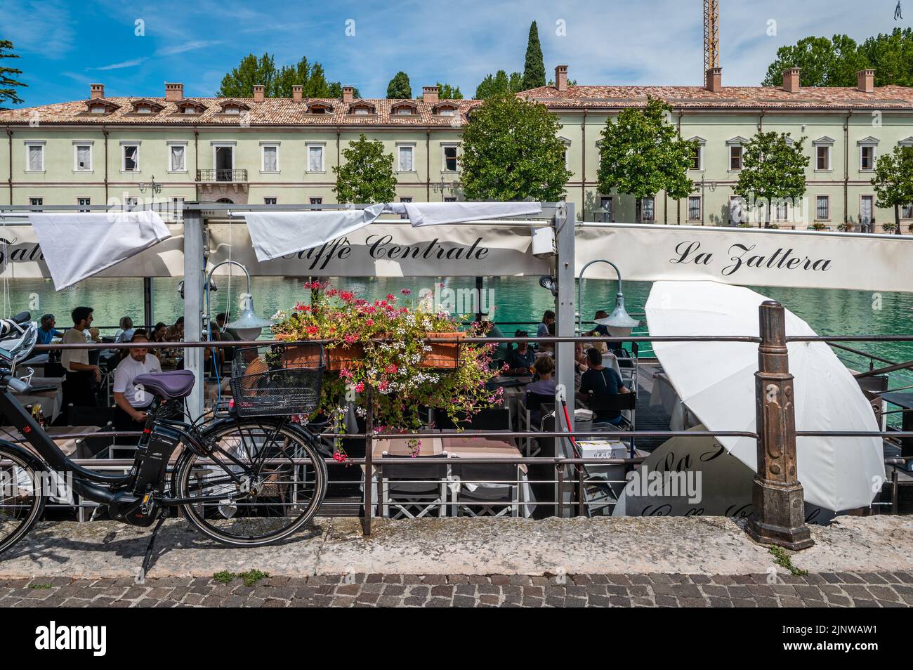 Peschiera del Garda - charmant village avec des maisons colorées dans le beau lac Lago di Garda – province de Vérone – région de Vénétie – nord de l'Italie, Banque D'Images