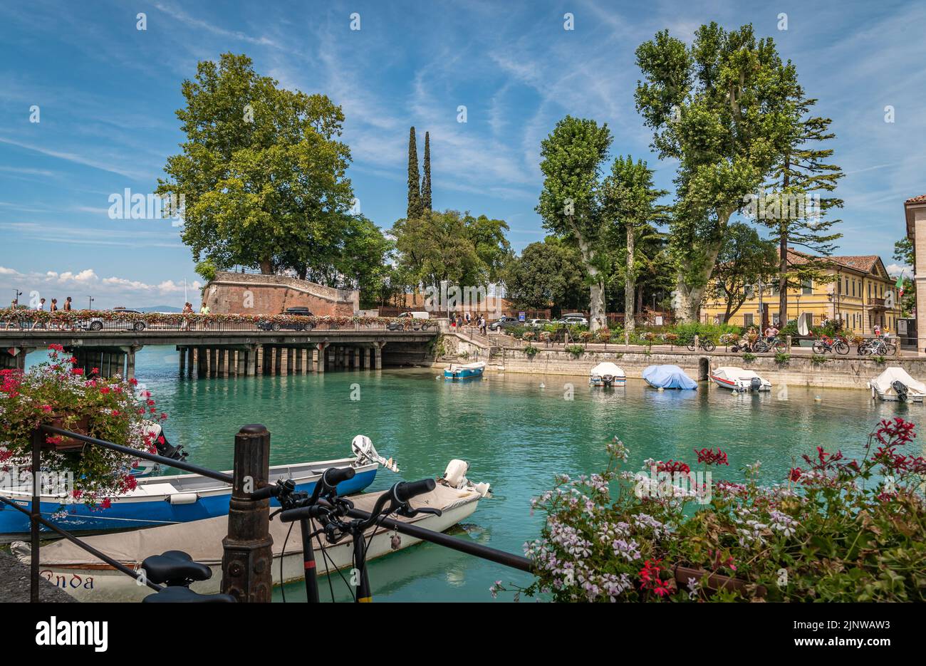 Peschiera del Garda - charmant village avec des maisons colorées dans le beau lac Lago di Garda – province de Vérone – région de Vénétie – nord de l'Italie, Banque D'Images