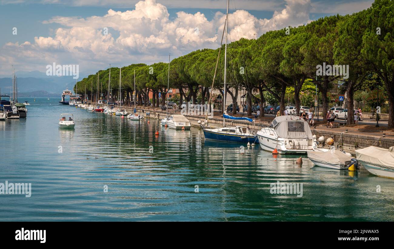 Peschiera del Garda - charmant village avec des maisons colorées dans le beau lac Lago di Garda – province de Vérone – région de Vénétie – nord de l'Italie, Banque D'Images