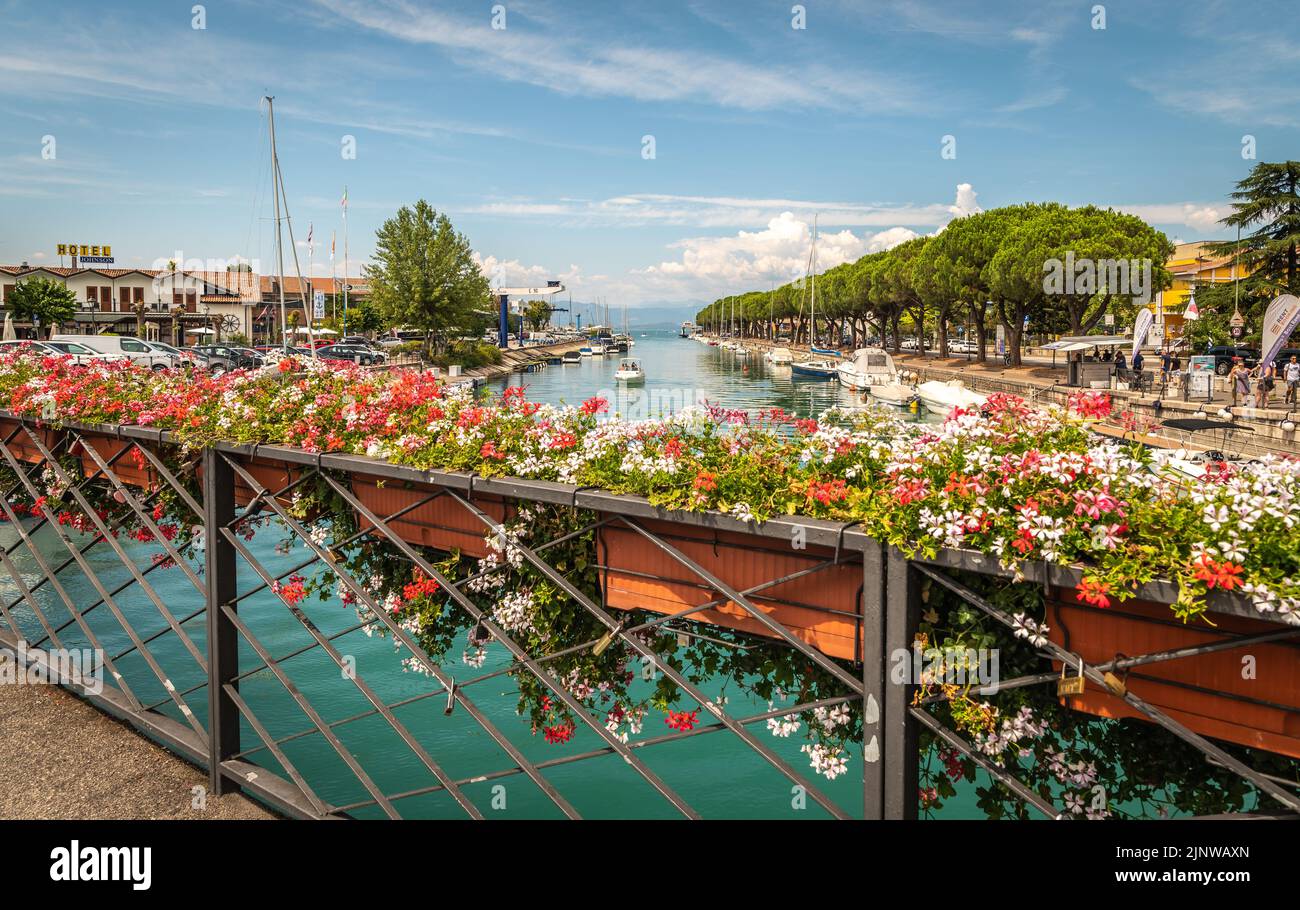 Peschiera del Garda - charmant village avec des maisons colorées dans le beau lac Lago di Garda – province de Vérone – région de Vénétie – nord de l'Italie, Banque D'Images