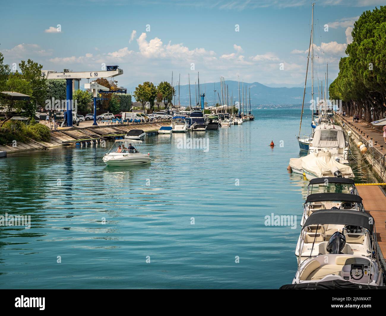 Peschiera del Garda - charmant village avec des maisons colorées dans le beau lac Lago di Garda – province de Vérone – région de Vénétie – nord de l'Italie, Banque D'Images