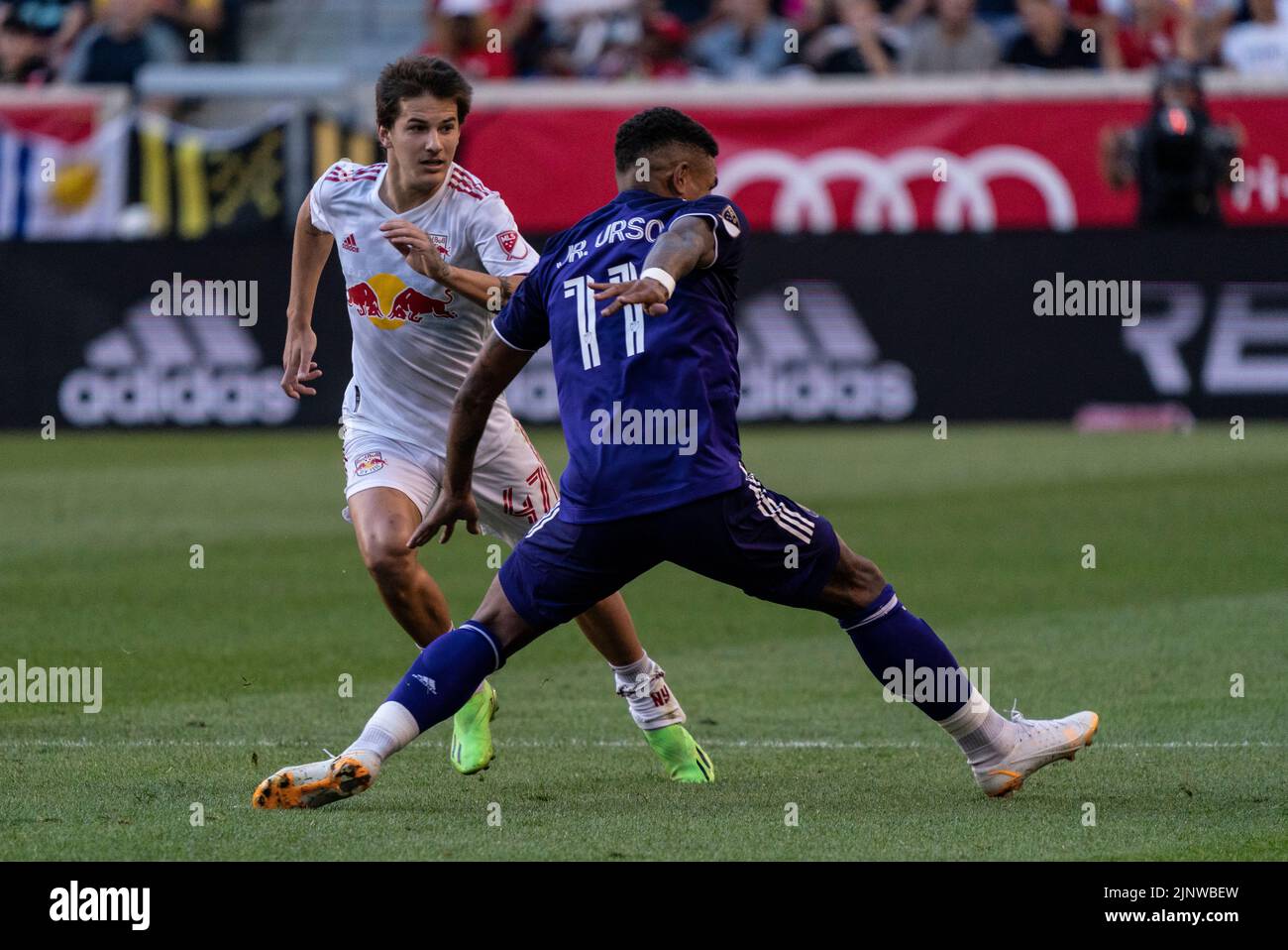 Harrison, NJ - 13 août 2022: John Tolkin (47) de Red Bulls et Junior Urso (11) d'Orlando se battent pour le ballon pendant le match de la saison régulière de MLS à Red Bull Arena Banque D'Images