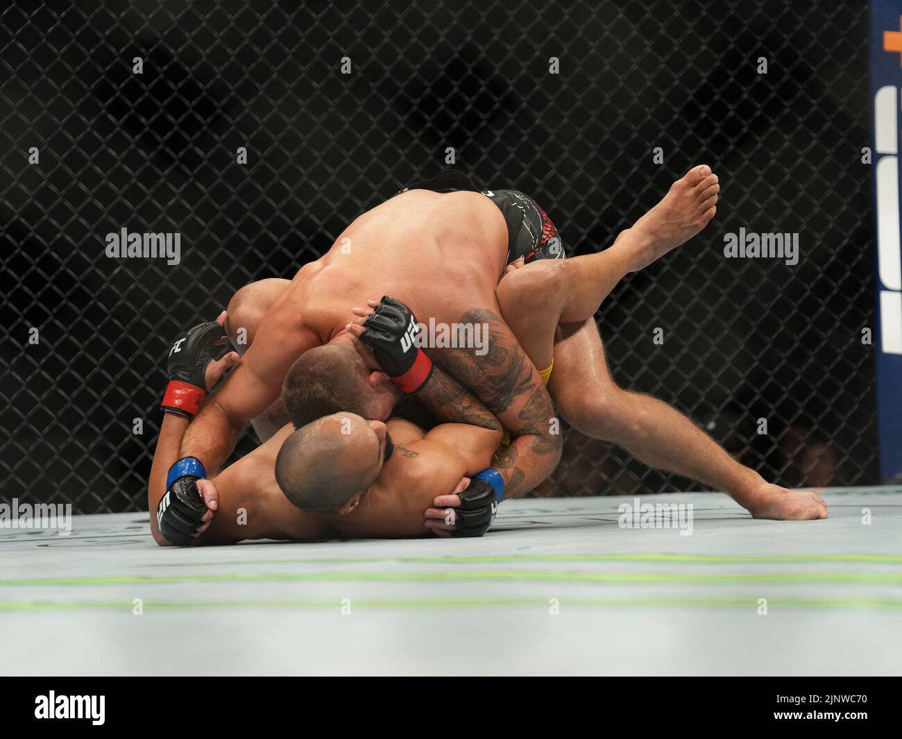 SAN DIEGO, CA - AOÛT 13: Gerald Meerschaert (haut) contrôle le corps de Bruno Silva dans leur Middlewhuit bout pendant la nuit de combat UFC: Vera v Cruz événement à Pechanga Arena sur 13 août 2022, à San Diego, Californie, États-Unis. (Photo de Louis Grasse/PxImages) Banque D'Images