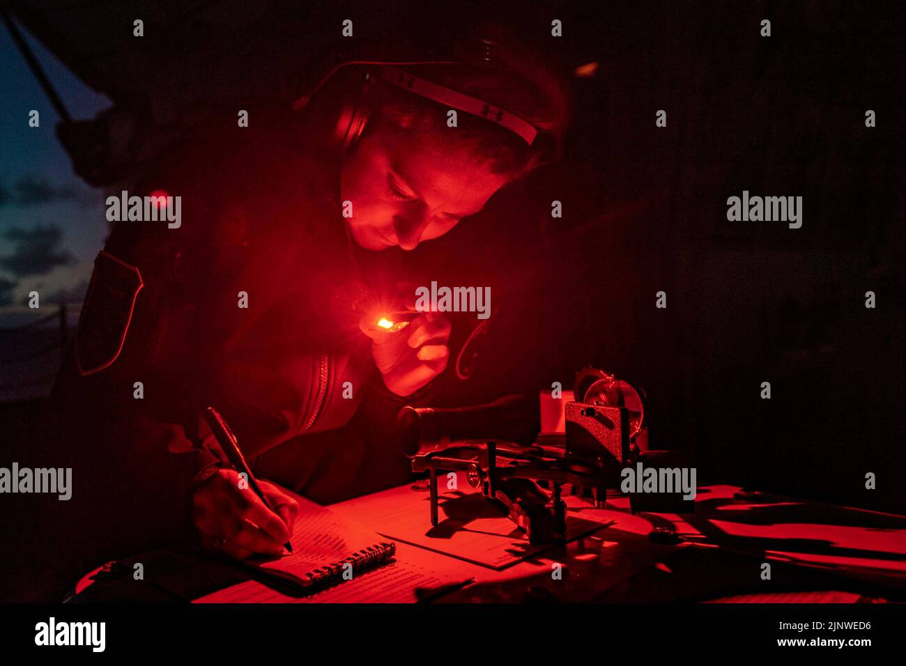 Océan Pacifique. 10th août 2022. Cmdr. Lt. Caroline Stanton, de Dowagiac, au Michigan, dirige la navigation céleste à bord du navire d'assaut amphibie de classe Wasp USS Essex (LHD 2), août. 7, 2022. Essex mène actuellement des opérations de routine dans la flotte américaine 3rd. Credit: U.S. Navy/ZUMA Press Wire Service/ZUMAPRESS.com/Alamy Live News Banque D'Images