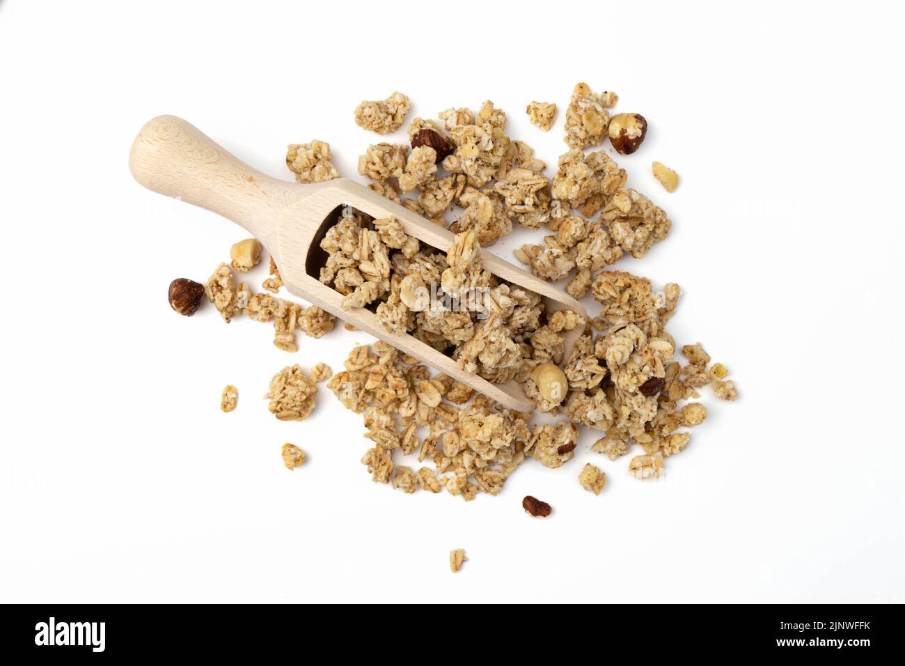 granola croquante dans une pelle en bois isolée sur fond blanc, vue de dessus, concept de petit déjeuner sain Banque D'Images