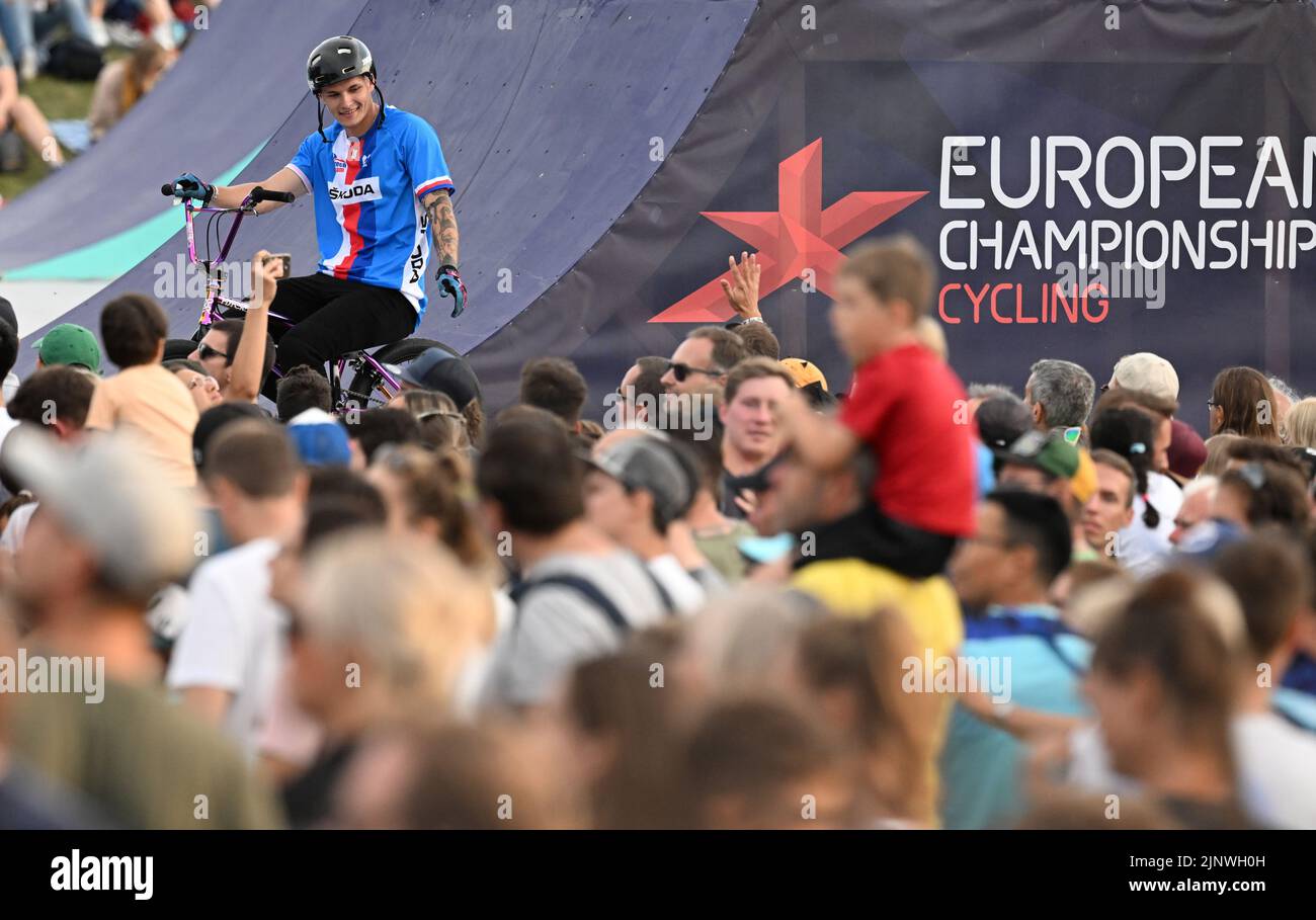 Munich, Allemagne. 13th août 2022. BMX Freestyle: Championnat d'Europe, colline olympique, finale, hommes, Tomas Beran (République tchèque) se déplace dans les fosses devant la foule. Le Tchèque termine quatrième à la fin. Crédit: Soeren Stache/dpa/Alay Live News Banque D'Images