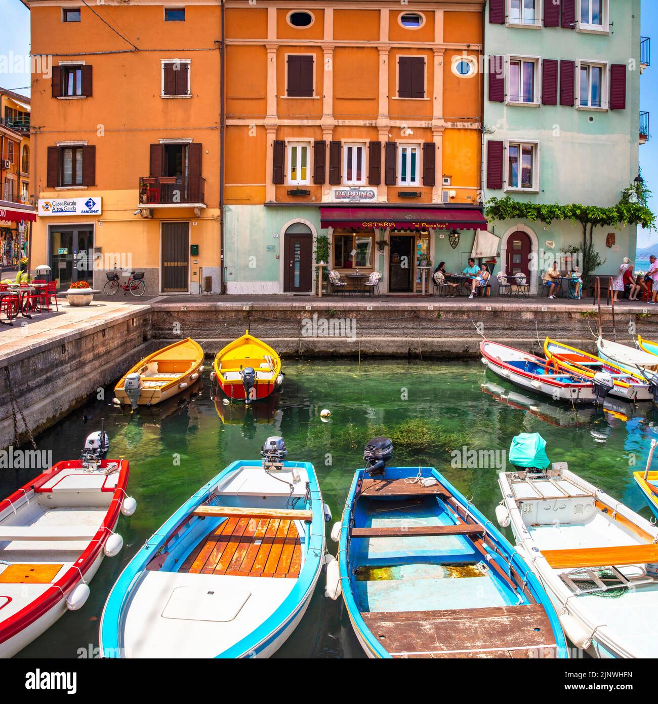 Pittoresque lac Lago di Garda, Italie, charmant village de pêcheurs avec des maisons colorées et des bateaux - Castelletto di Brenzone. 28/07/2022 Banque D'Images