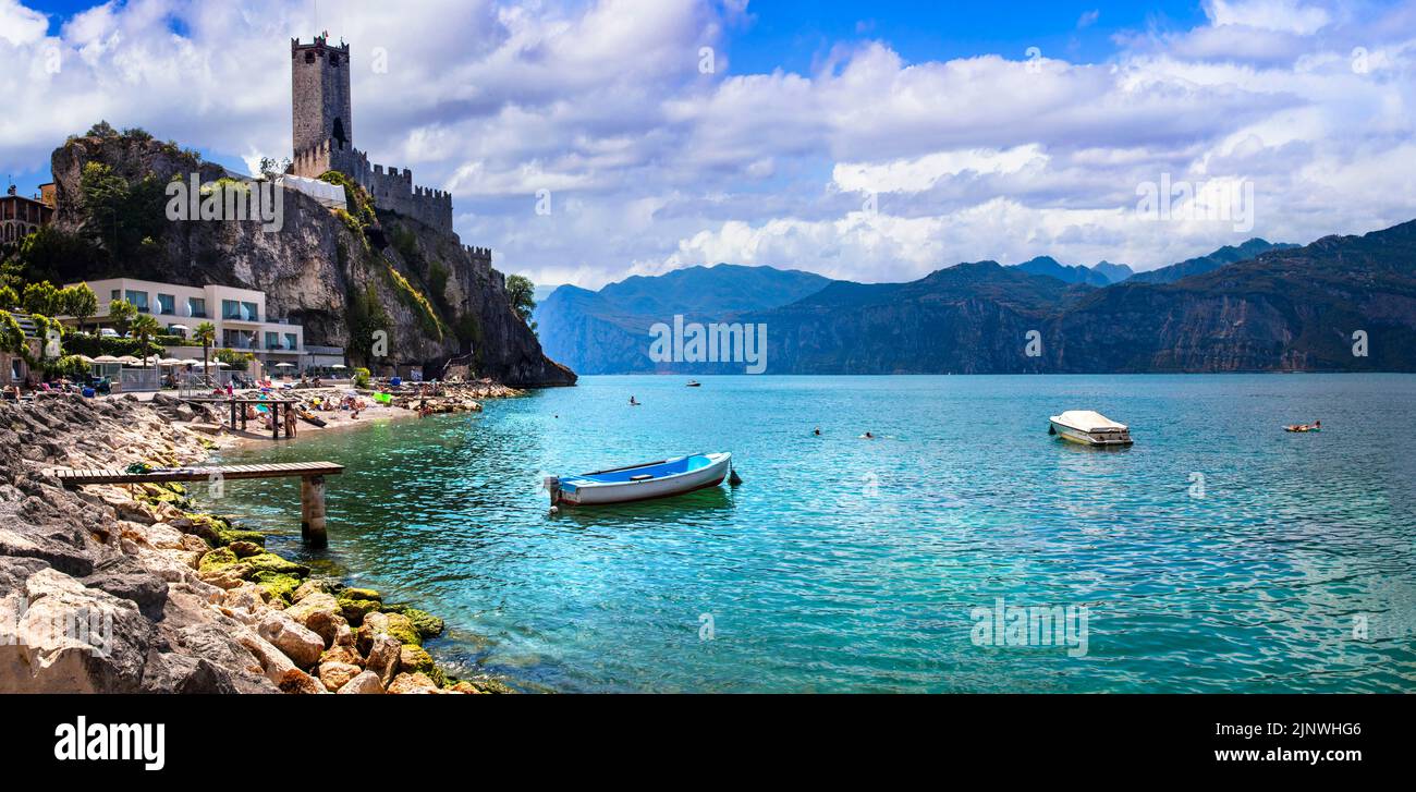 Magnifique paysage de lac italien - magnifique Lago di Garda. Vue panoramique sur le château et la plage de Malcesine Banque D'Images