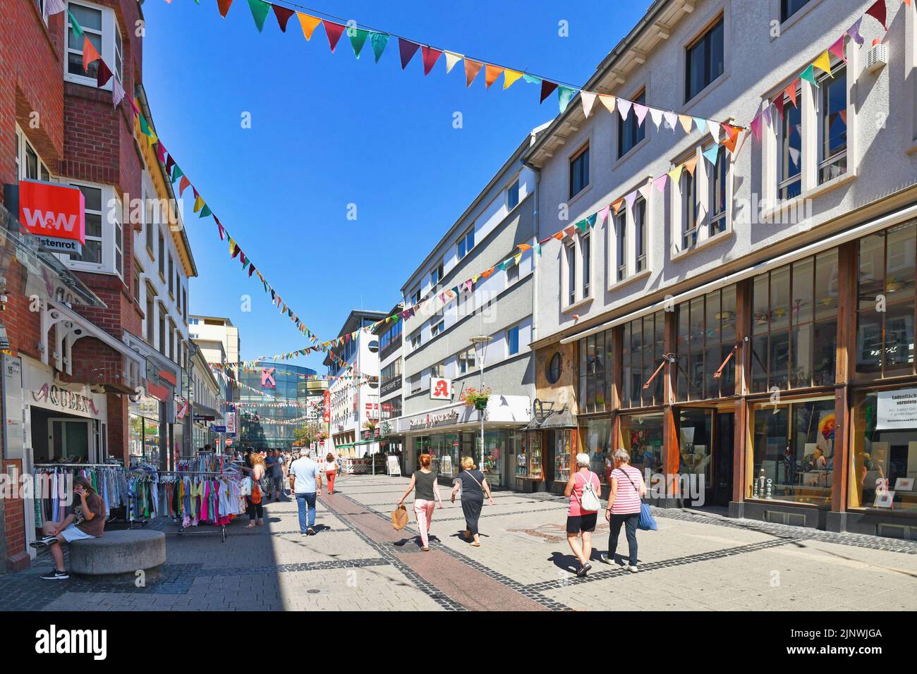 Kaiserslautern, Allemagne - août 2022: Rue commerçante appelée 'Fackelstrasse' avec des gens dans le centre-ville Banque D'Images