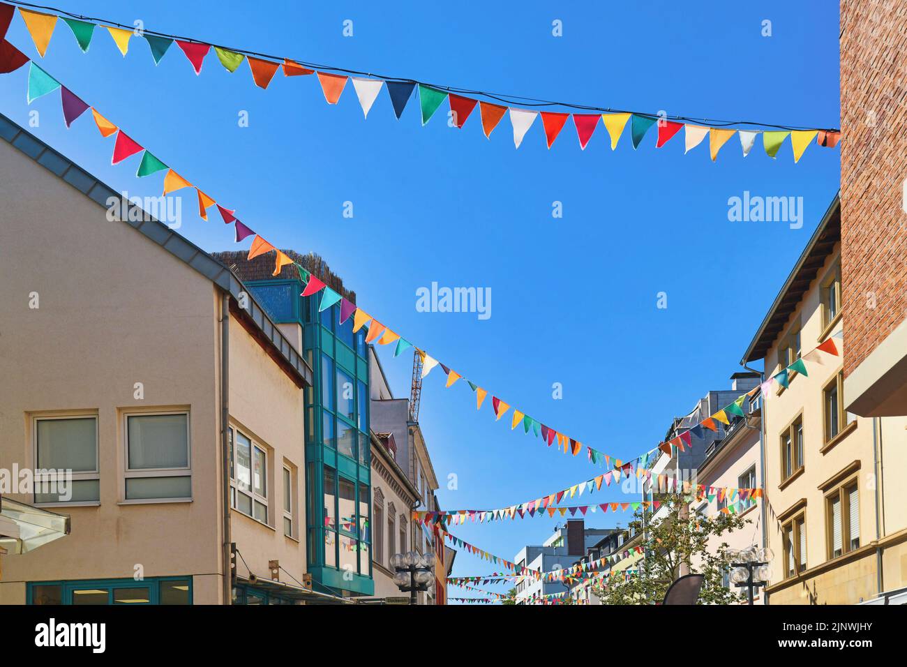 Kaiserslautern, Allemagne - août 2022 : drapeaux colorés décorant la rue du centre-ville Banque D'Images