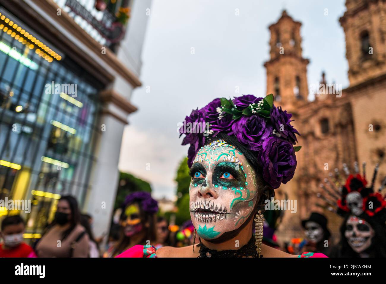 Une mexicaine, habillée comme la Catrina, participe aux célébrations du jour des morts à Taxco, au Mexique. Banque D'Images