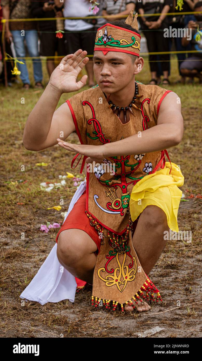 Central Kalamantan, Indonésie, 20 mai 2022 - Art martial - Picak Silat - formes démontrées par membre de la tribu Dayak. Banque D'Images