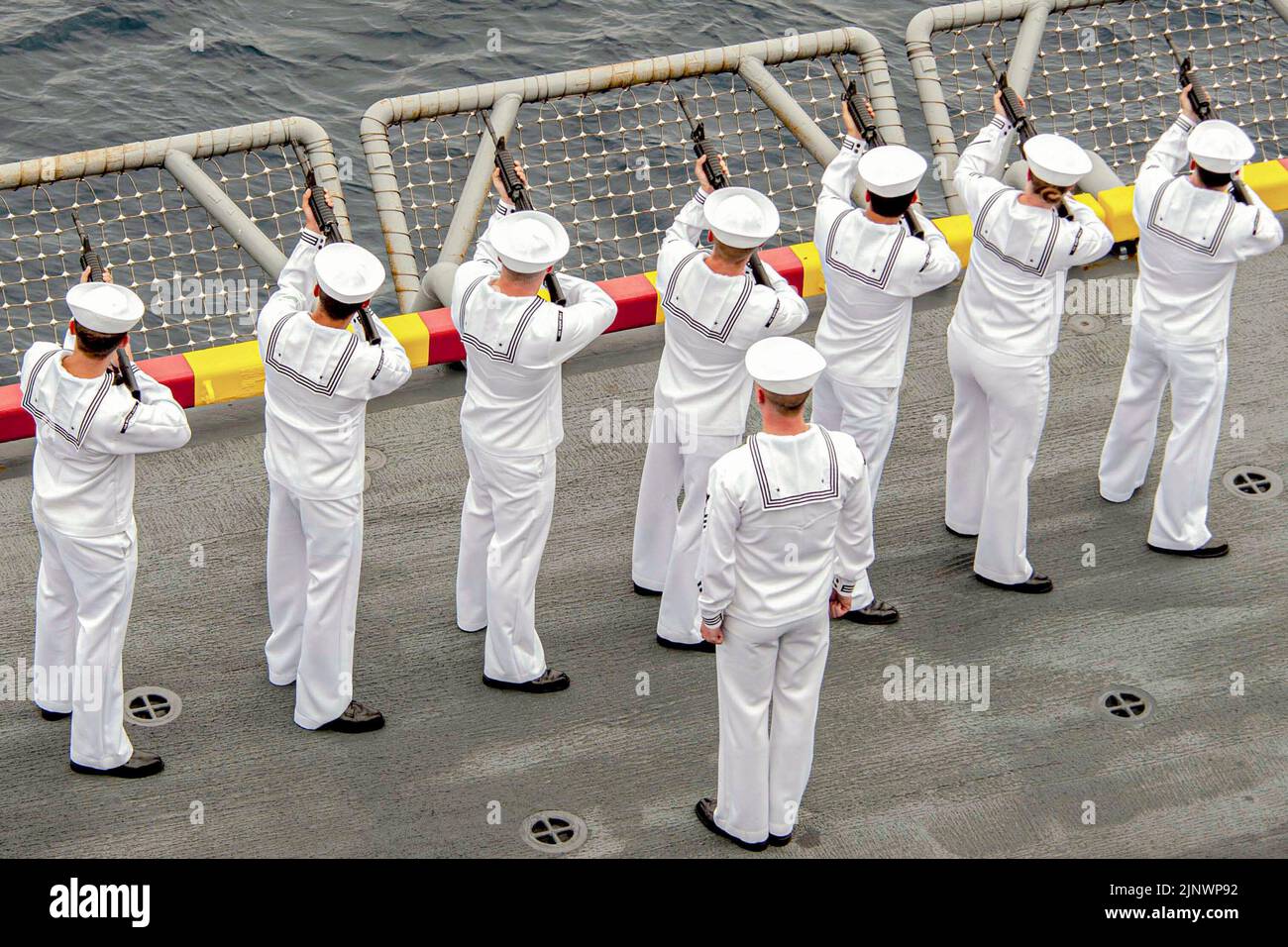 États-Unis. 2nd janvier 2008. Les marins affectés au navire d'assaut amphibie USS Boxer (LHD 4), rendent un hommage de 21 canons lors d'une cérémonie d'enterrement en mer sur l'ascenseur de l'avion du port du navire. Boxer est un navire d'assaut amphibie de classe Wasp, qui a été porté à San Diego. Credit: U.S. Navy/ZUMA Press Wire Service/ZUMAPRESS.com/Alamy Live News Banque D'Images