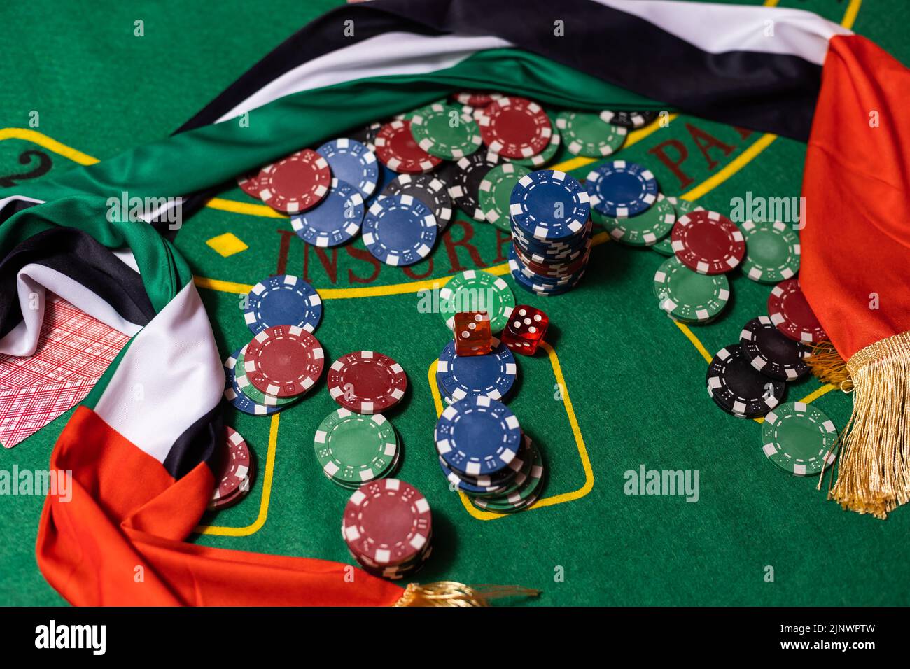 Jetons de poker, drapeau des Émirats arabes Unis sur la table de blackjack Banque D'Images