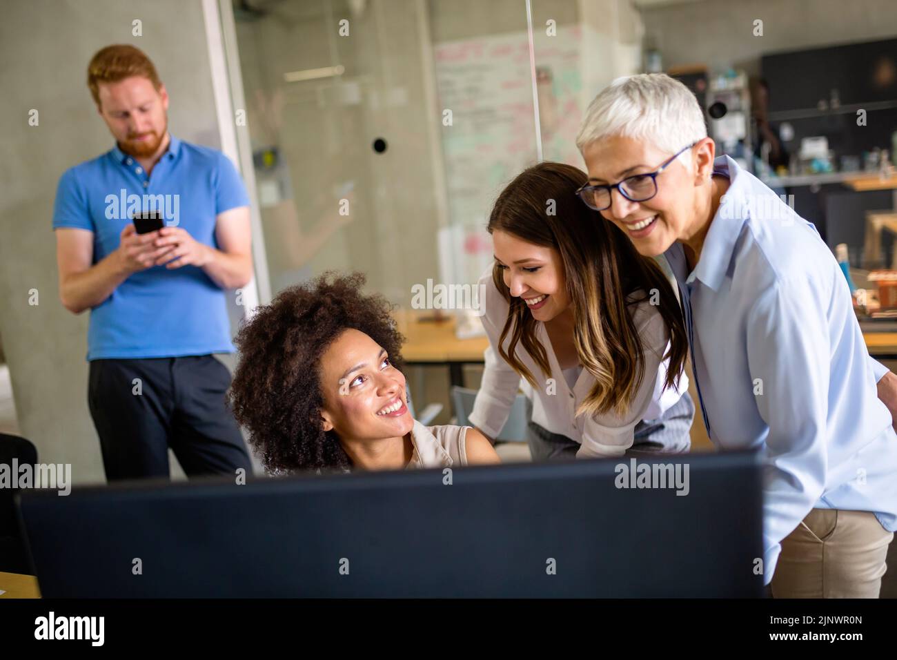 Groupe de gens d'affaires multiethniques heureux travaillant ensemble, partageant des idées dans le bureau d'entreprise. Banque D'Images