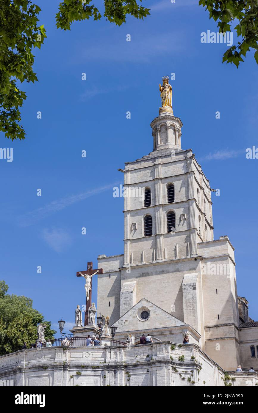 Statue dorée de la Vierge Marie couronnant le clocher de la cathédrale romane d'Avignon. Avignon, Vaucluse, France. Cathédrale notre-Dame des D. Banque D'Images