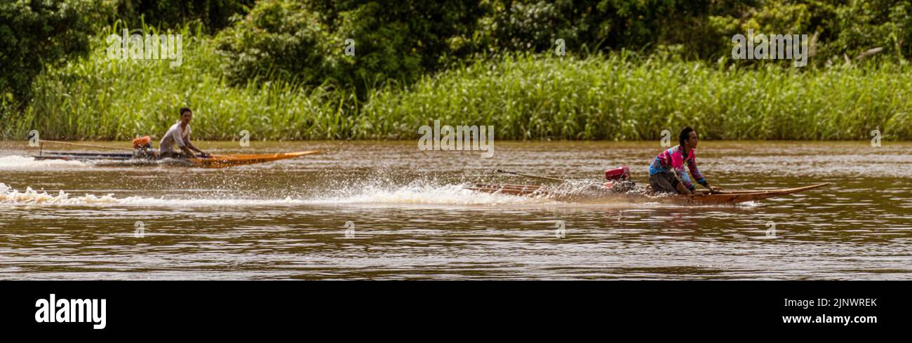 Central Kalamantan, Indonésie, 20 mai 2022 - les hommes dans leurs skimmer de course de bateaux qui à peine de dégager l'eau. Banque D'Images