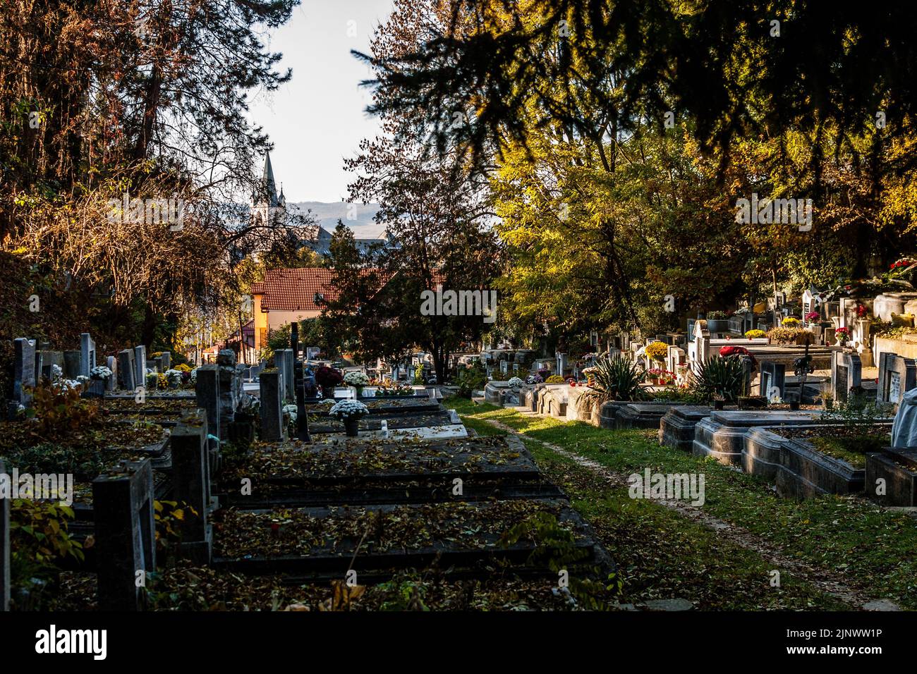 Transylvanie/ Marosvasarhely/30.10.2021: Photo en couleur du cimetière catholique romain la veille de la Toussaint. À l'extrême gauche, on peut voir une partie de Banque D'Images