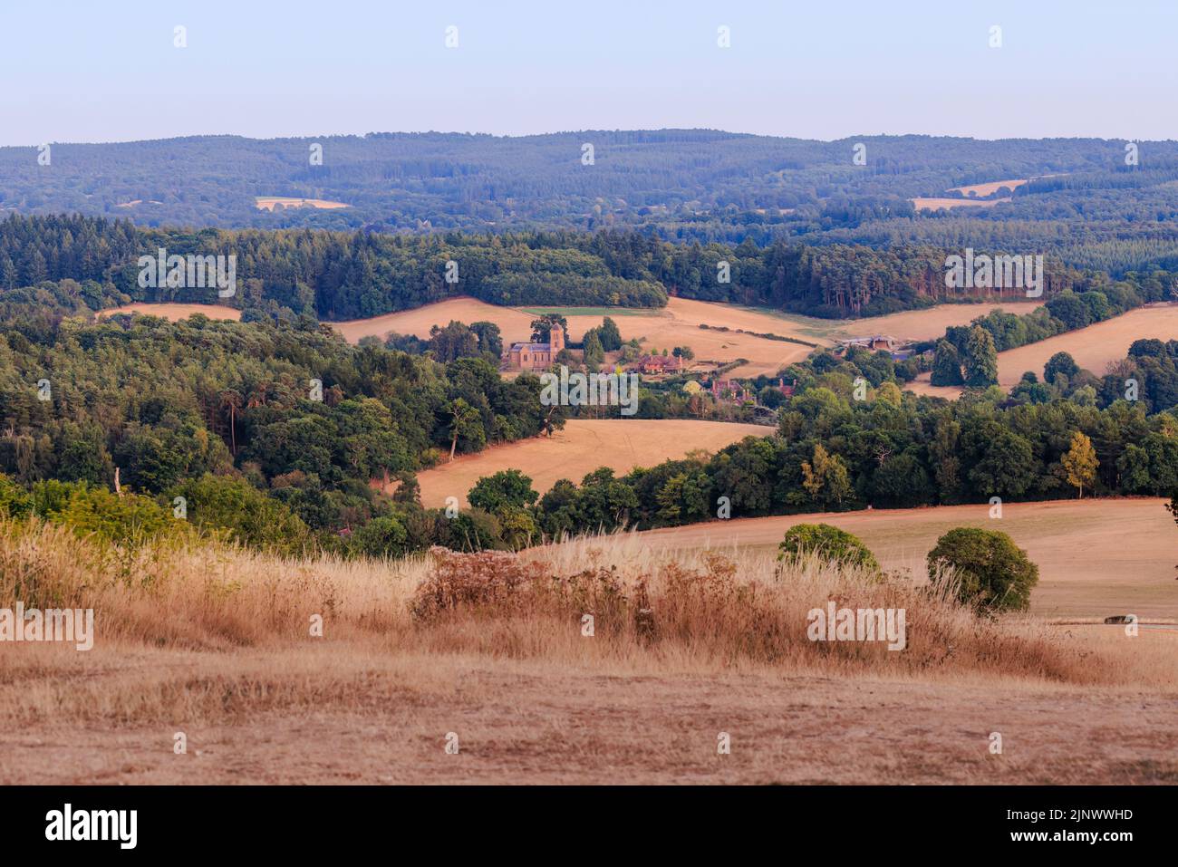 Vue panoramique sur la campagne, l'église et les bâtiments de ferme de Newlands Corner, Guildford vers Albury en soirée, Surrey, sud-est de l'Angleterre Banque D'Images