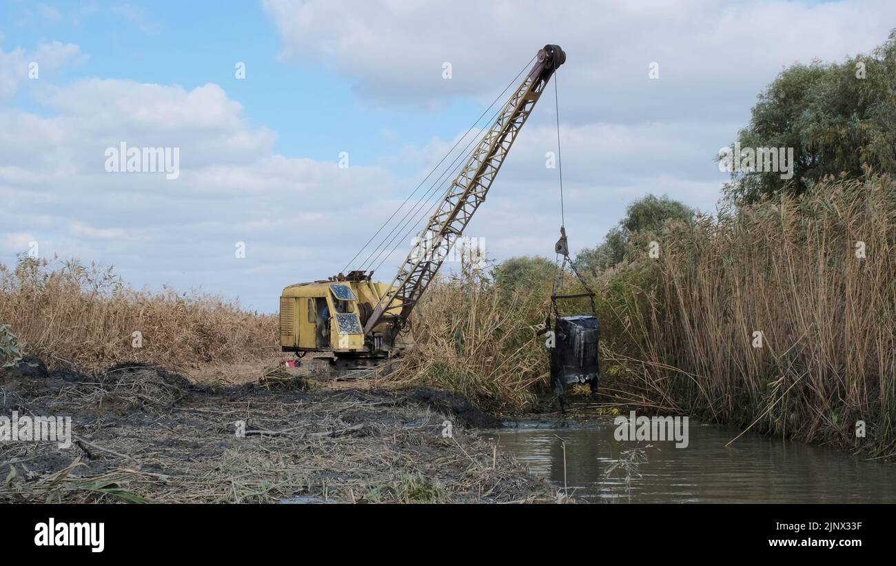 La pelle approfondit et élargit le canal entre le Danube et les lacs Banque D'Images