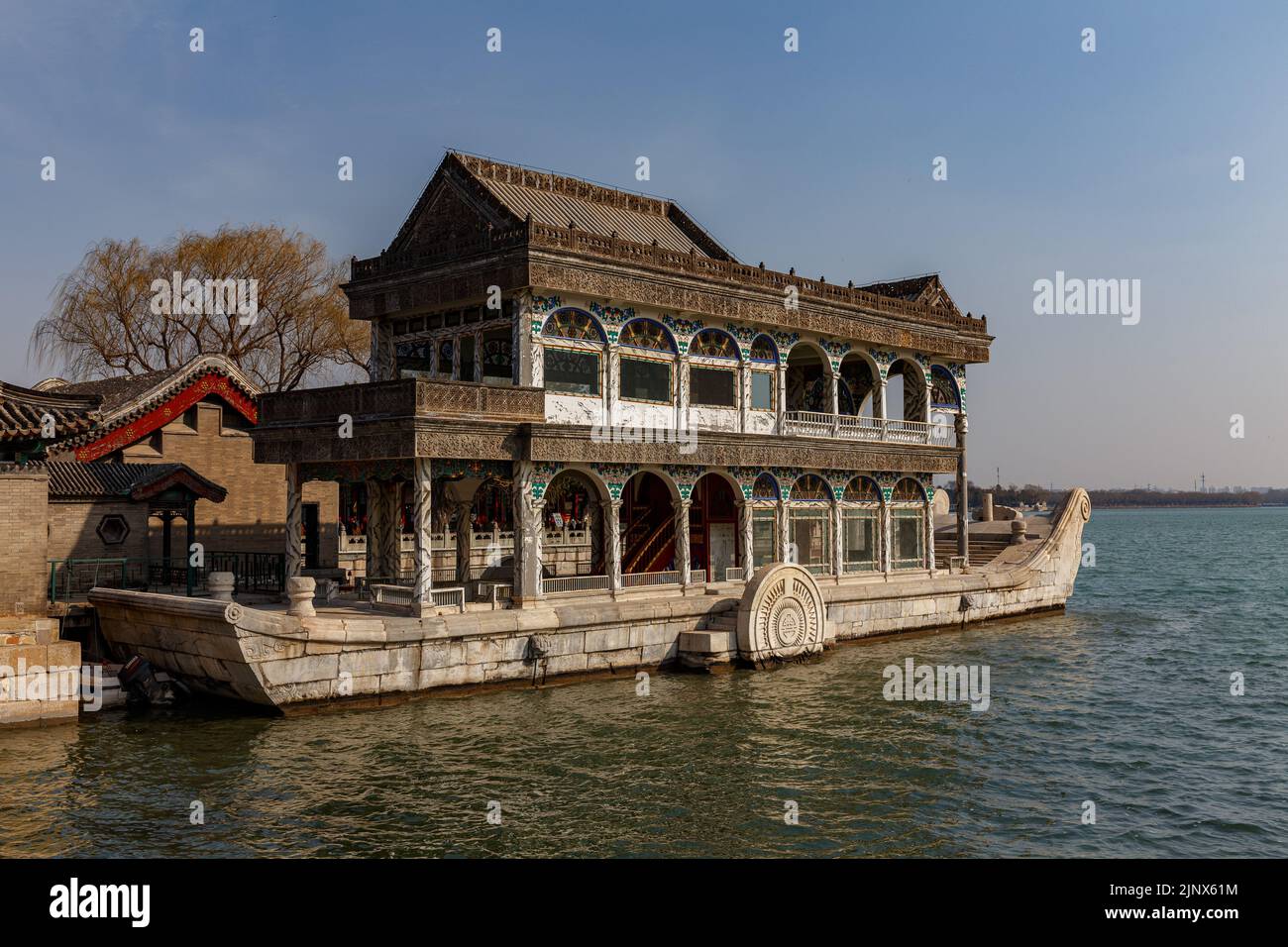 Le pavillon de plaisance de la dynastie Qing en marbre au lac Kunming au Palais d'été de Beijing, en Chine. Banque D'Images