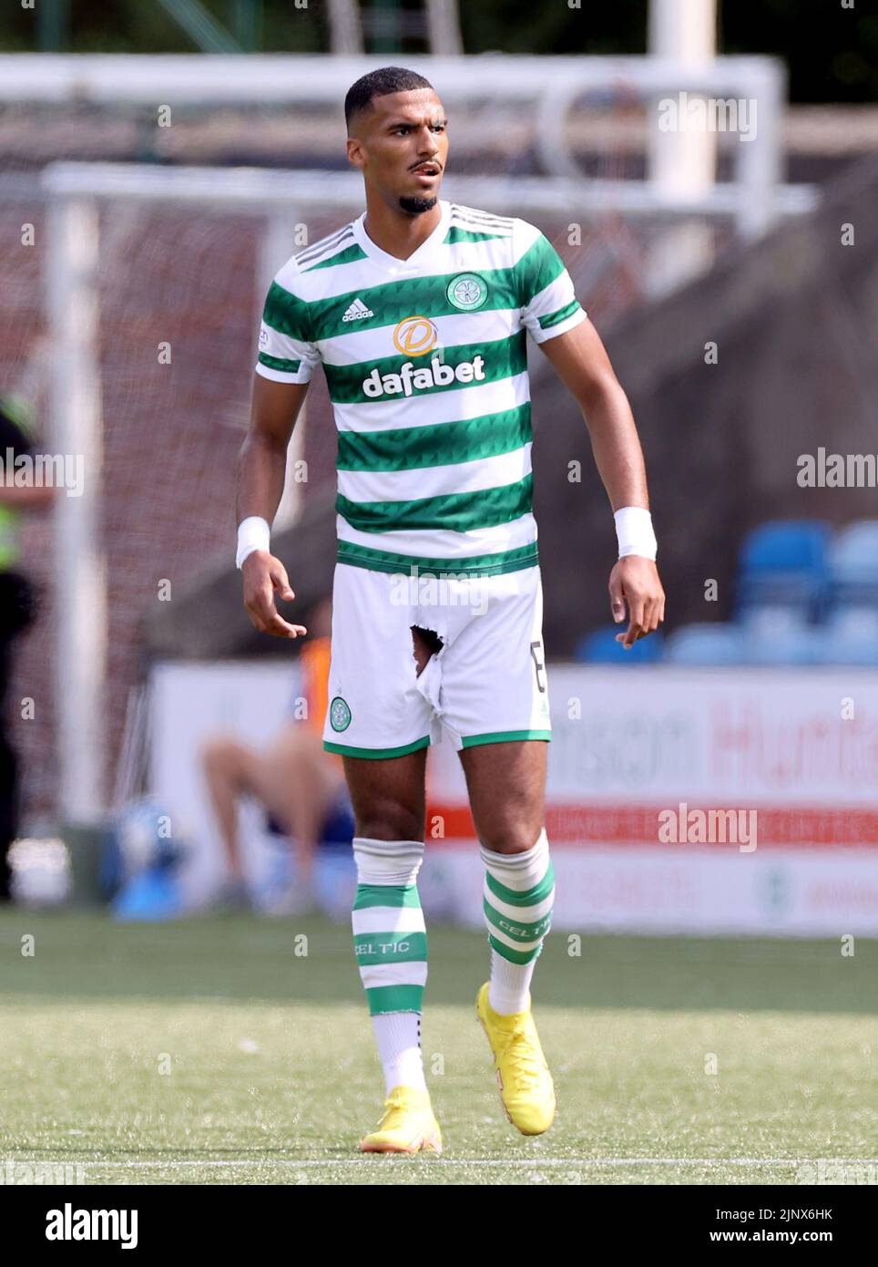Programme Tv Du Dimanche 21 Août 2022 Moritz Jenz du Celtic avec un trou dans son short après qu'ils ont été