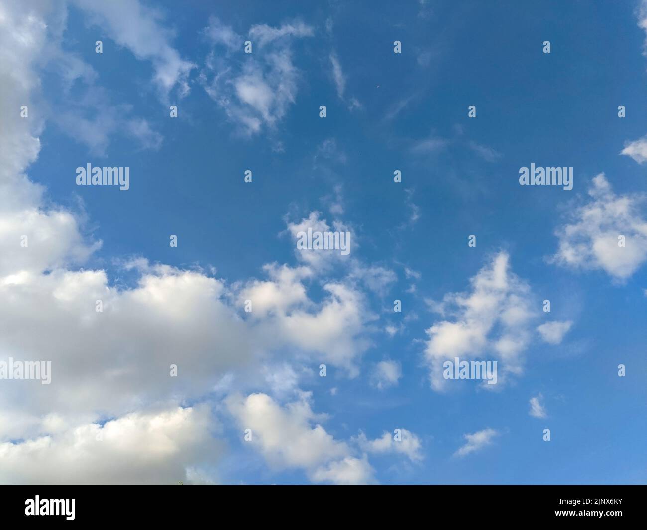 Arrière-plan du ciel bleu avec des nuages Banque D'Images