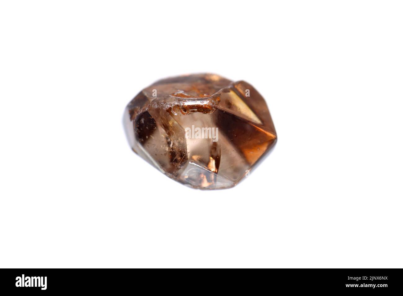 Cristal de pierre précieuse en zircon brun brut naturel non coupé sur fond blanc Banque D'Images