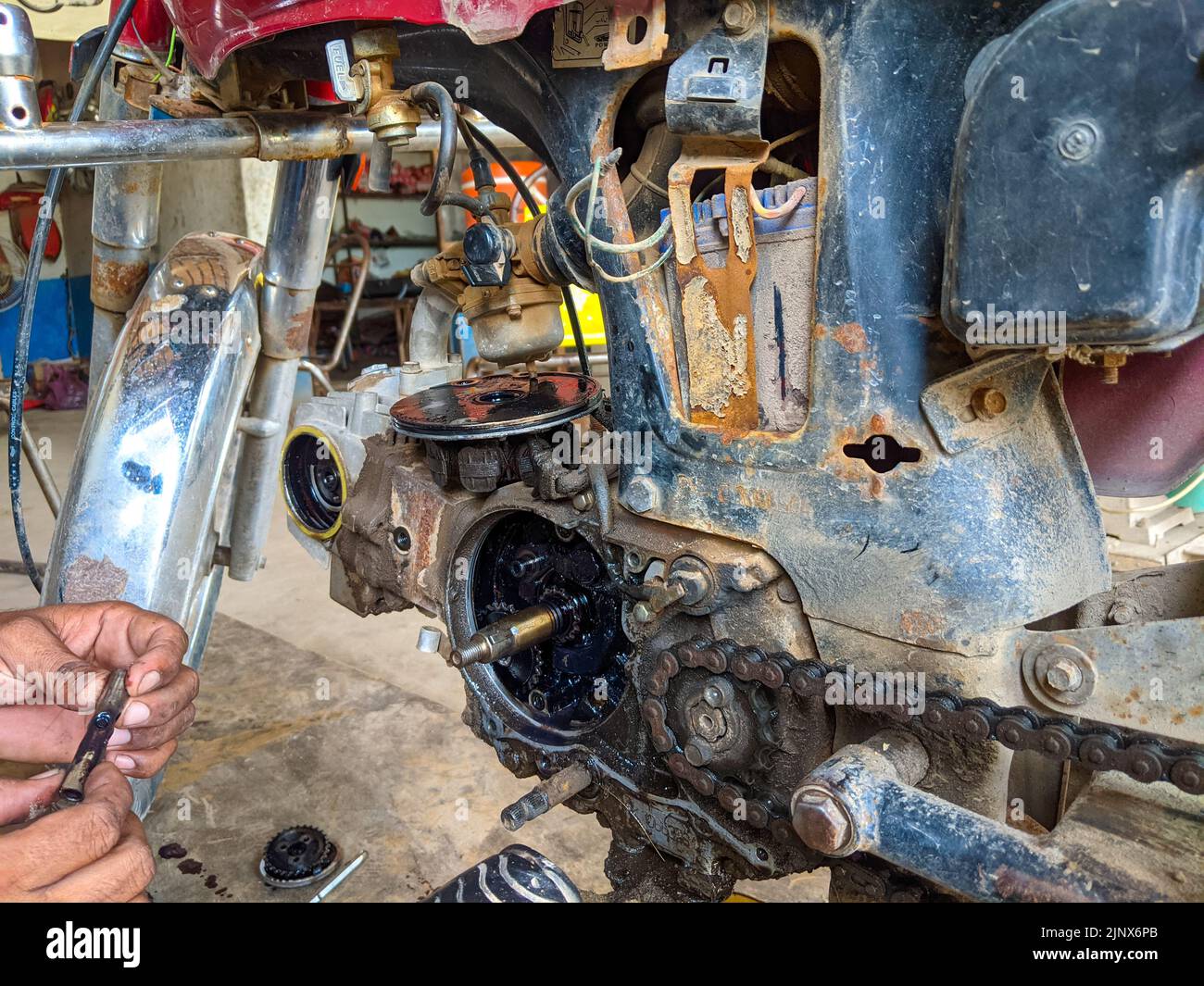 Le mécanicien est occupé à réparer une moto Banque D'Images