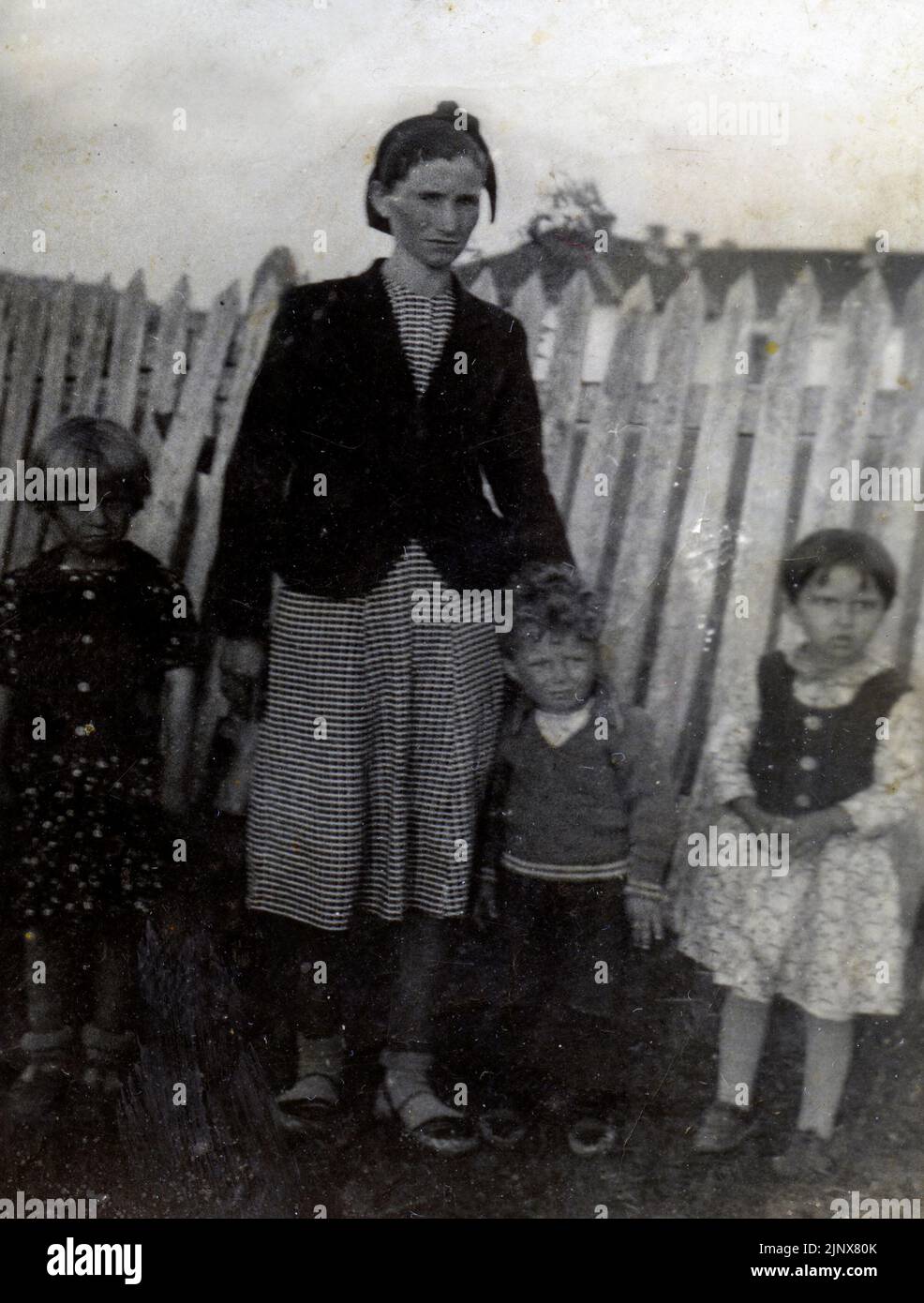 Photo d'archive de mère avec enfants au début des années 1940, Bulgarie Banque D'Images