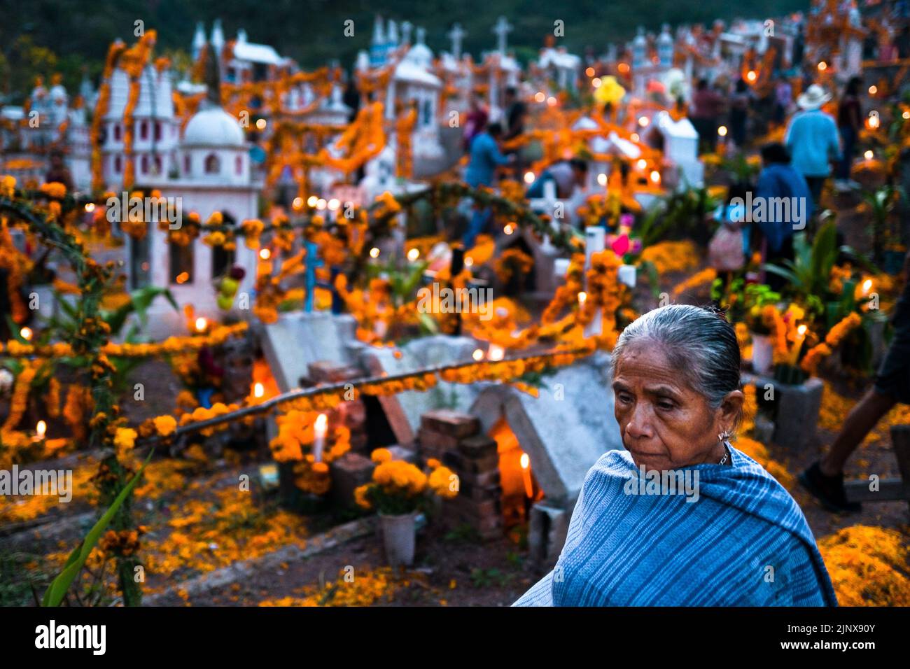 Une femme indigène Mixtec se promène dans les tombes d'un cimetière lors des célébrations du jour des morts à Xalpatláhuac, Guerrero, Mexique. Banque D'Images