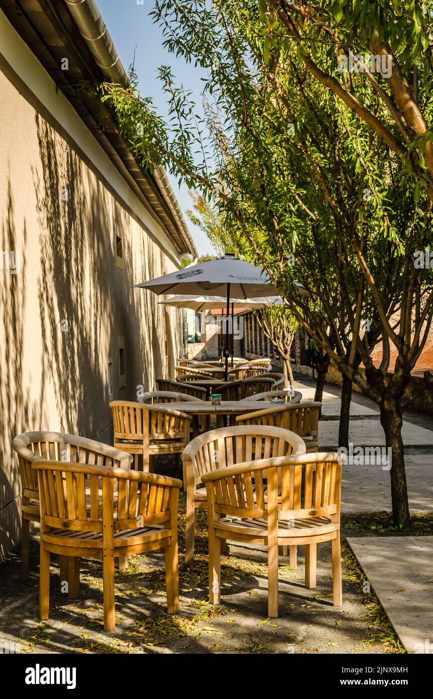 Pecs, Hongrie - 06 octobre 2018: Chaises en bois dans le restaurant de Pecs, Hongrie. Banque D'Images