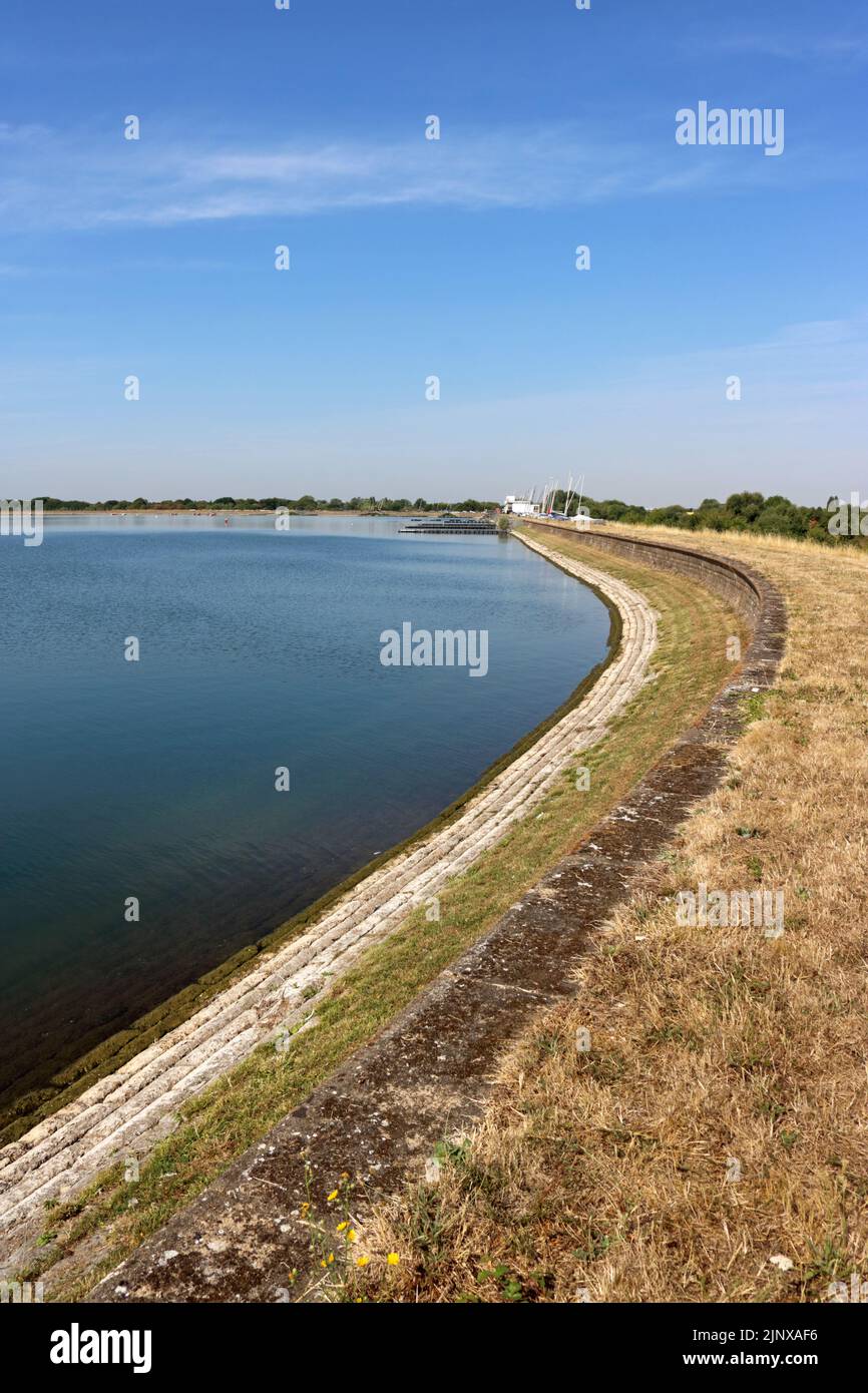 Island Barn Reservoir, Molesey, Surrey, Royaume-Uni. 14th août 2022. Comme la sécheresse est déclarée dans plusieurs régions du Royaume-Uni, les niveaux d'eau du Island Barn Reservoir à Molesey, Surrey, sont légèrement inférieurs à la normale. Ce réservoir est l'un des nombreux dans la région gérée par Thames Water qui fournit de l'eau potable à 15 clients de la région de Londres et de la vallée de la Tamise. Crédit : Julia Gavin/Alamy Live News Banque D'Images