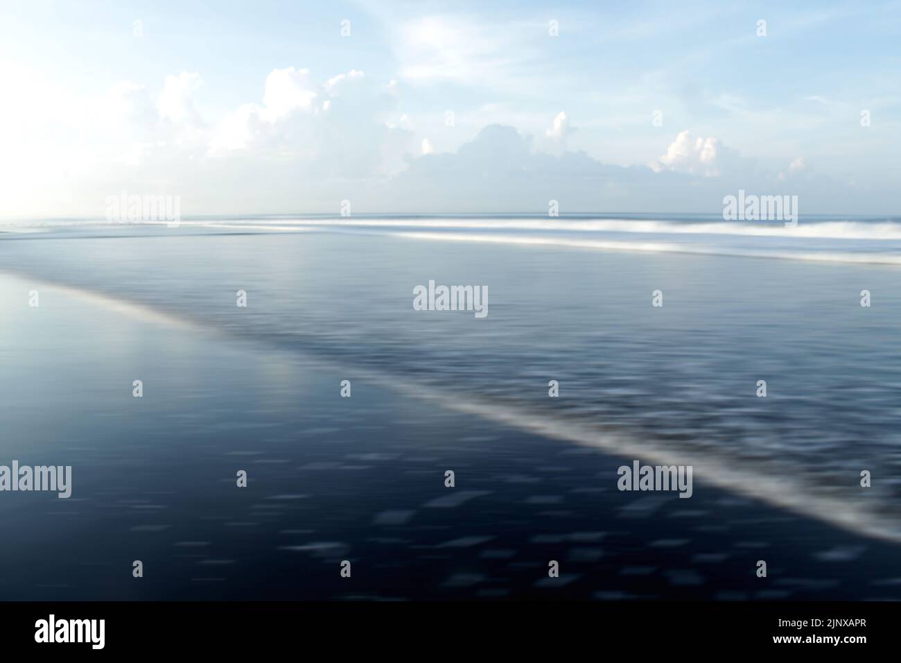 Bleu mer, ciel et nuages. Plage bleue avec débit d'eau à vagues. Fond de plage bleu. Arrière-plan doux de la mer avec nuage de ciel sur l'horizon. Banque D'Images