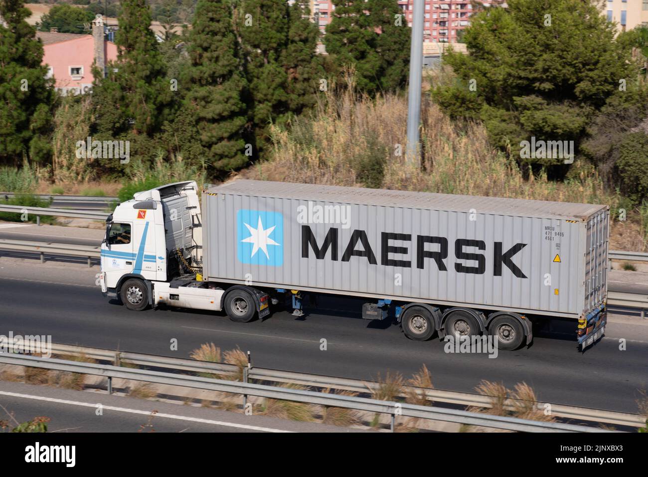 Camion Volvo avec conteneur Maersk sur autoroute. Malaga, Espagne. Banque D'Images