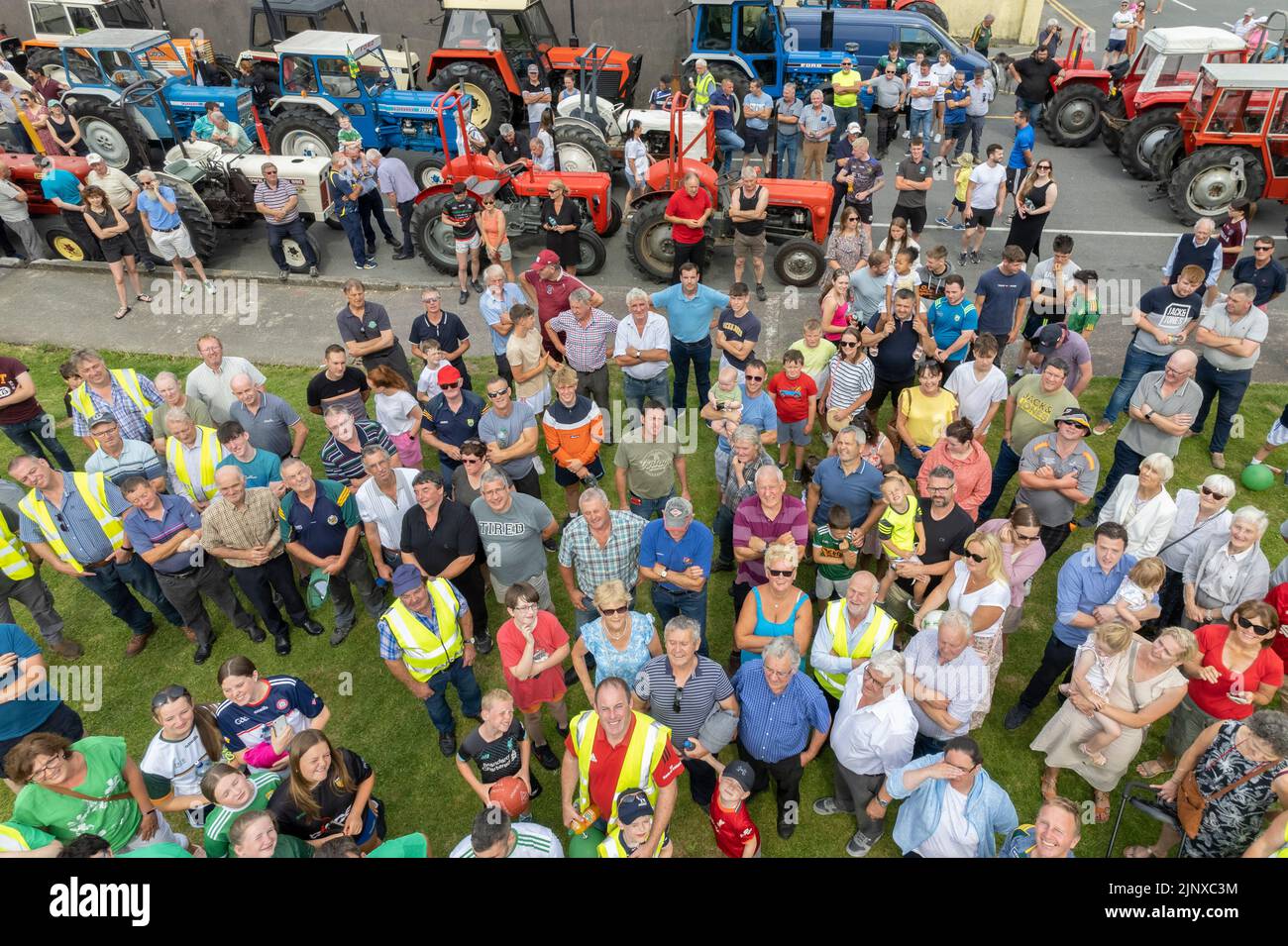 Image de drone d'une foule de personnes lors d'un événement caritatif à Cahersiveen, comté de Kerry, Irlande Banque D'Images