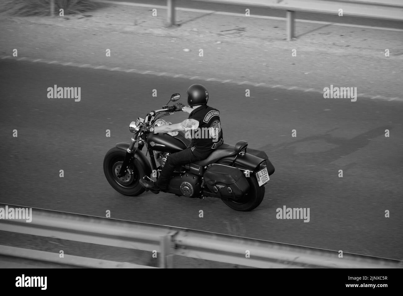 Moto sur une Harley-Davidson sur l'autoroute. Malaga, Espagne. Banque D'Images