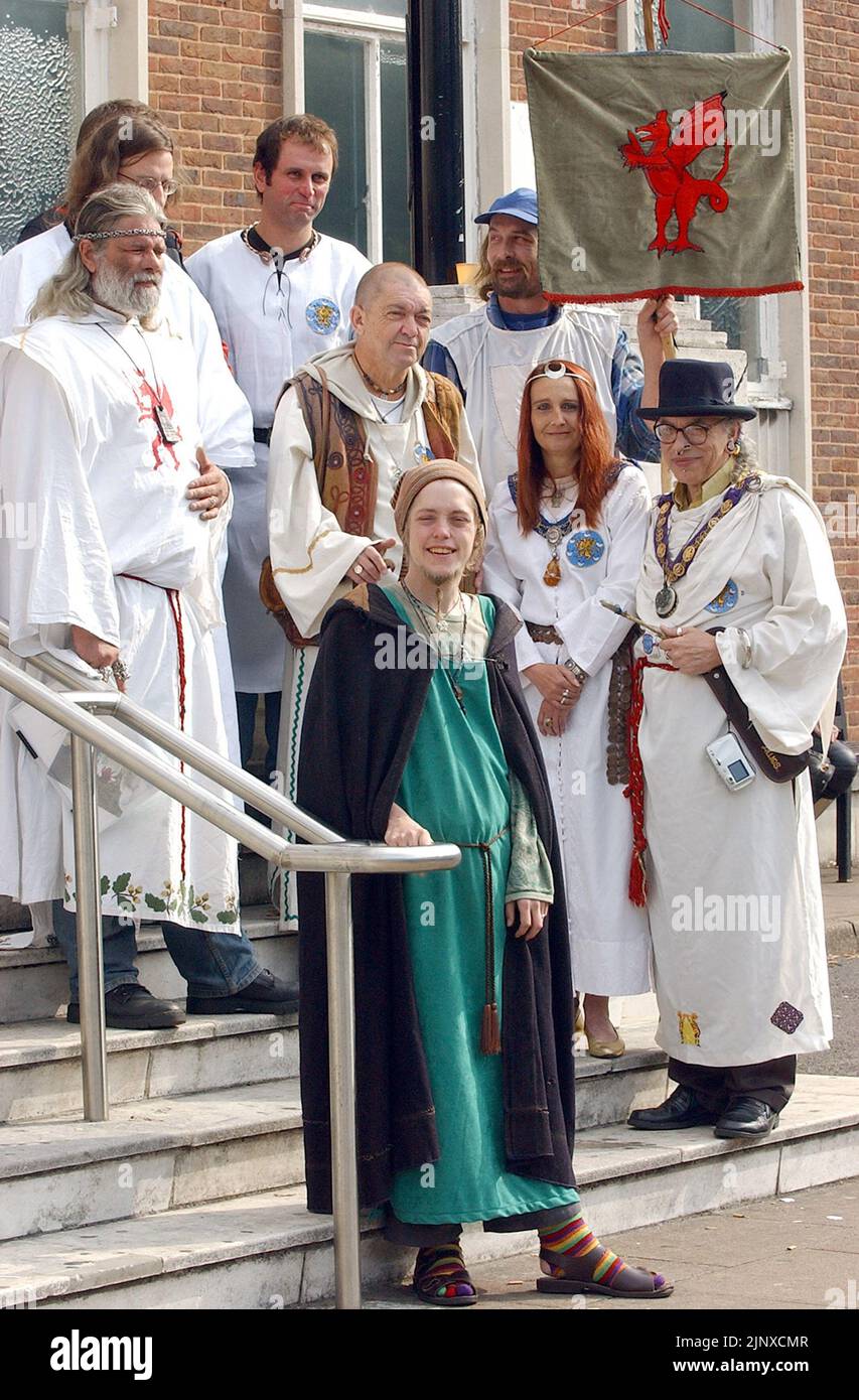 MERLIN MICHAEL WILLIAMS (26) ET LES PARTISANS DE HI ARRIVENT AU TRIBUNAL DE LA MAGISTRATURE DE PORTSMOUTH POUR FAIRE FACE À UNE ACCUSATION DE POSSESSION D'UNE ÉPÉE COMME ARME OFFENSIVE. PIC MIKE WALKER, 2004 Banque D'Images