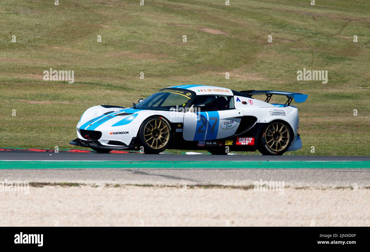 Course automobile Lotus Elise sur piste. Vallelunga, Italie. 30 avril 2022, week-end des courses Banque D'Images