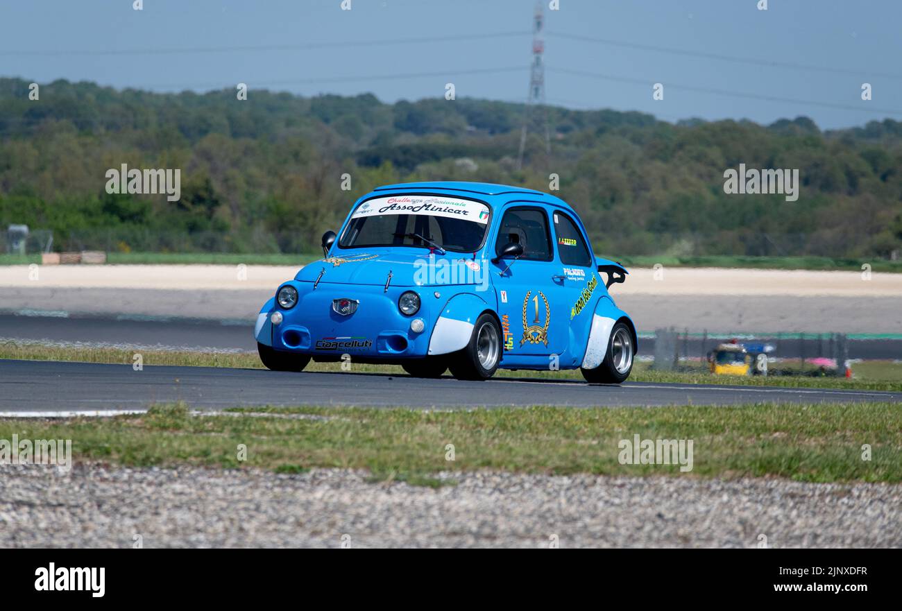 Vintage italien classique Fiat 500 course de voiture sur piste. Vallelunga, Italie. 30 avril 2022, week-end des courses Banque D'Images