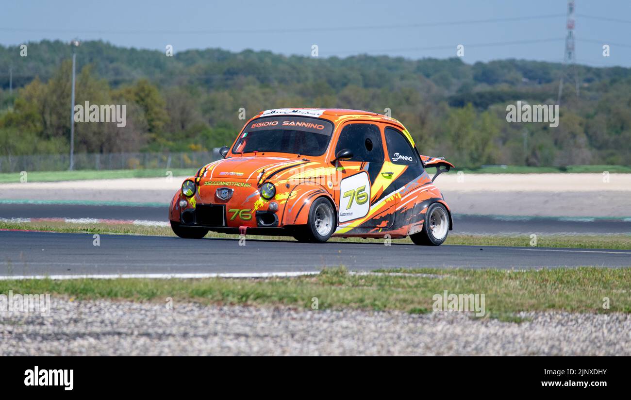 Vintage italien classique Fiat 500 course de voiture sur piste. Vallelunga, Italie. 30 avril 2022, week-end des courses Banque D'Images
