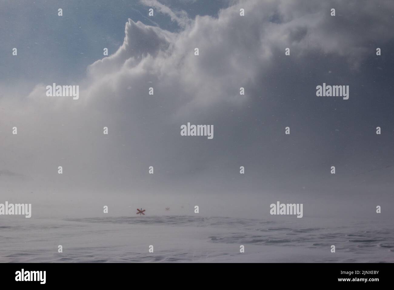 Sentier de Kungsleden après une tempête de neige, en hiver, le tronçon entre les huttes d'Abiskojaure et d'Alesjaure, en Laponie, en Suède Banque D'Images