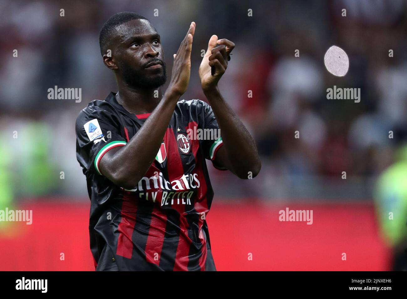 Fikayo Tomori de l'AC Milan accueille les fans à la fin de la série A beetween AC Milan et Udinese Calcio au Stadio Giuseppe Meazza sur 13 août 2022 à Milan, Italie . Banque D'Images