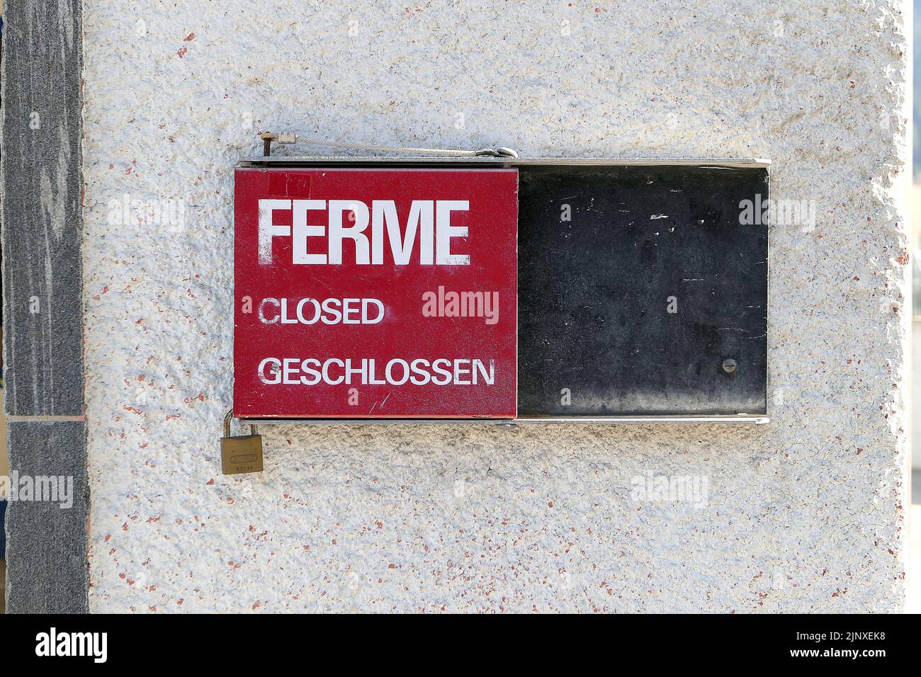 Panneau de fermeture pour le téléferique abandonné en raison du manque de neige Château d'Oeux Suisse Banque D'Images