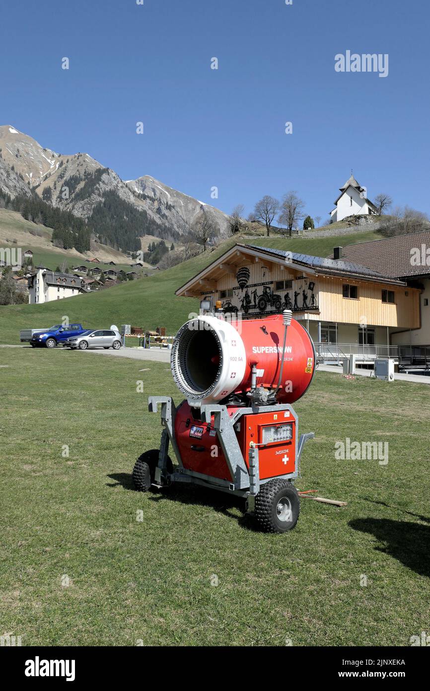 Machine à neige mise au rebut en raison du manque de neige Château d'Oeux Suisse Banque D'Images