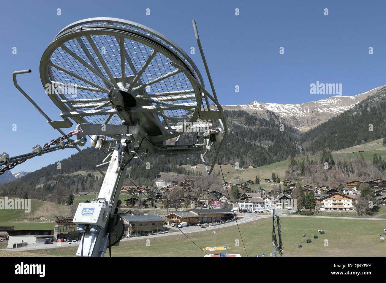 Suisse Château d'Oeux a mis au rebut les machines de barre de remorquage en raison du manque de neige Banque D'Images