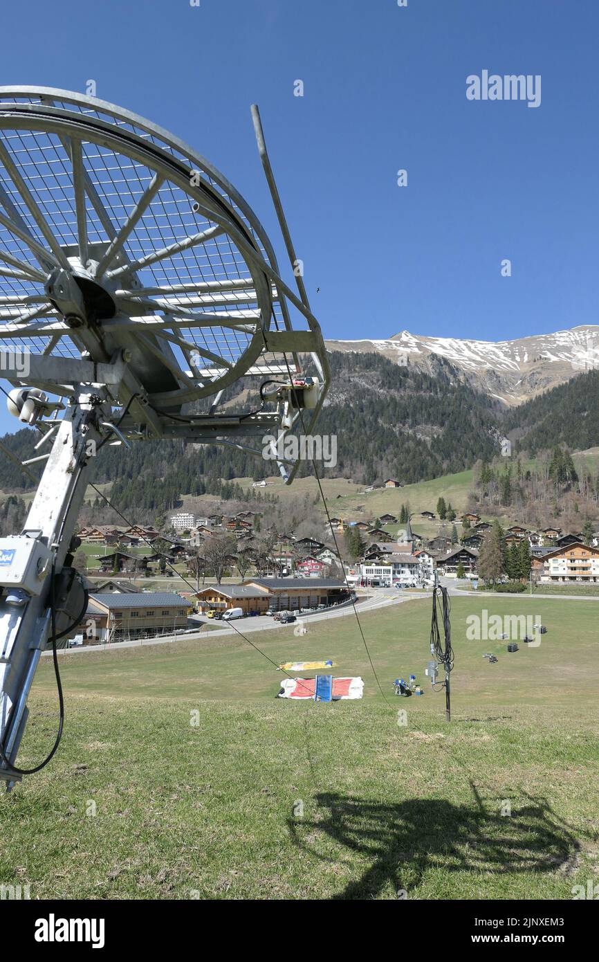 Suisse Château d'Oeux a mis au rebut les machines de barre de remorquage en raison du manque de neige Banque D'Images