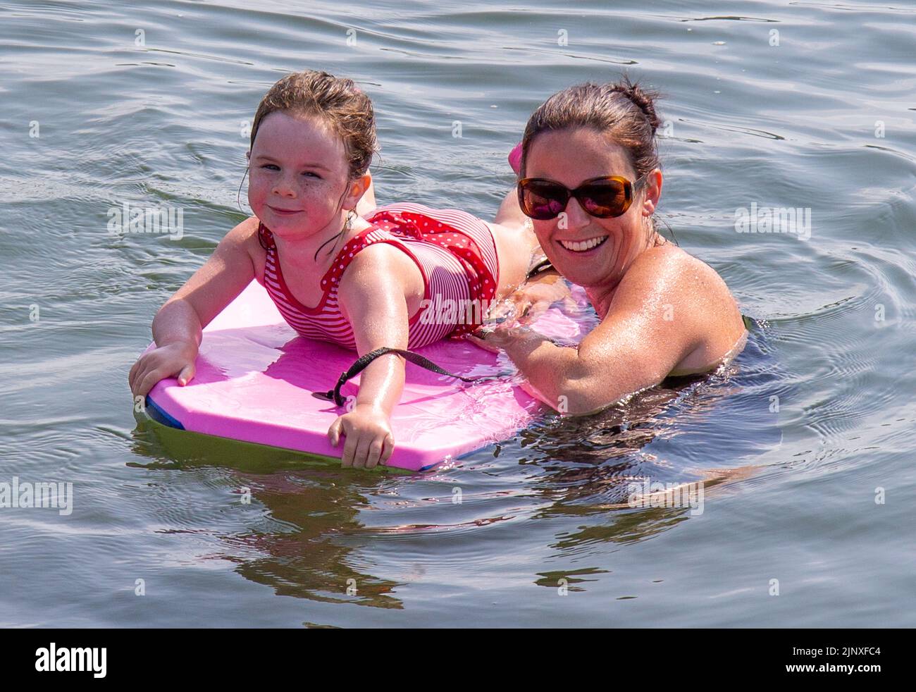 Mère avec enfants paddle board dans la mer en vacances Banque D'Images