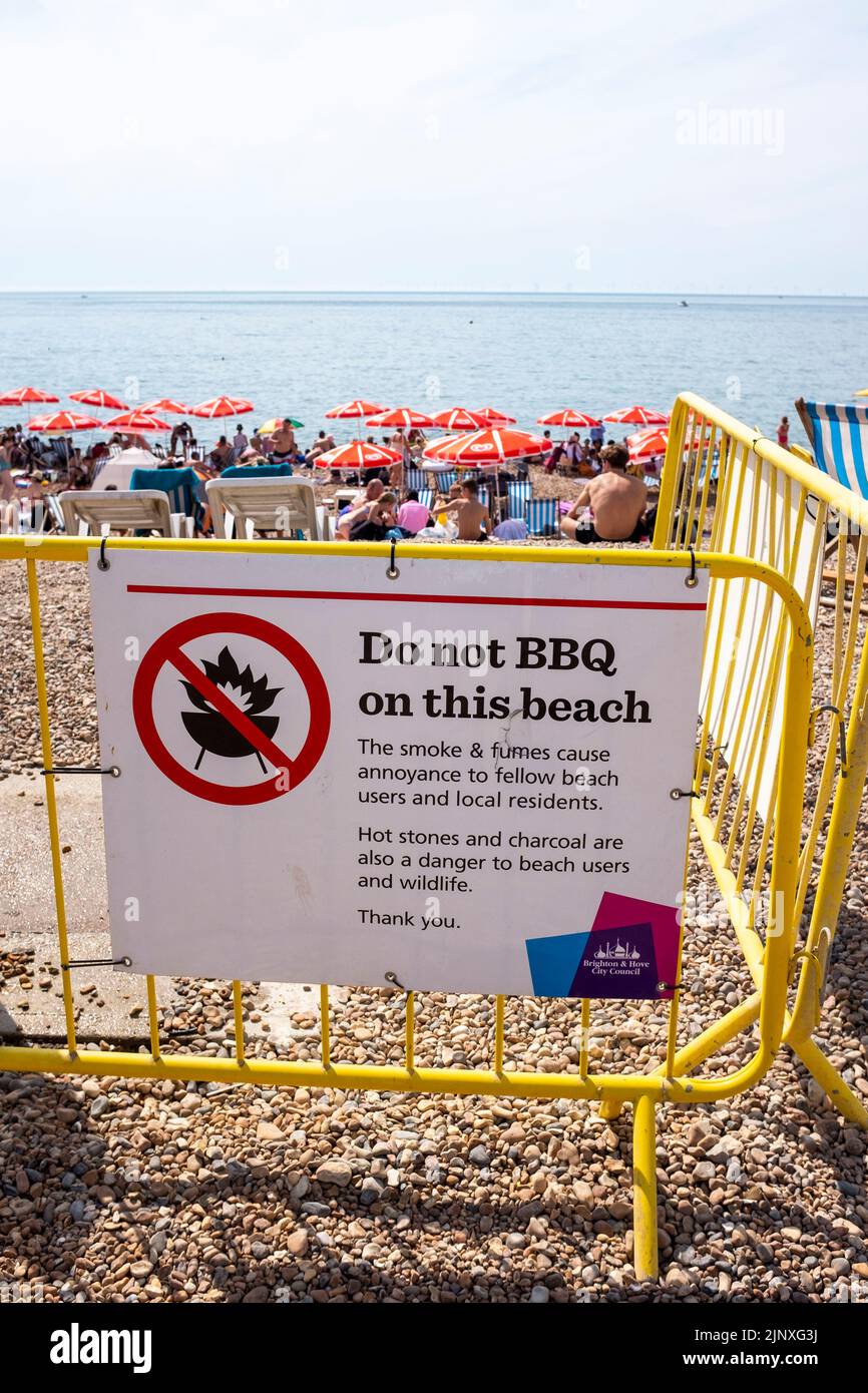 Brighton UK 14th août 2022 A Do not BBQ on this Beach sign on